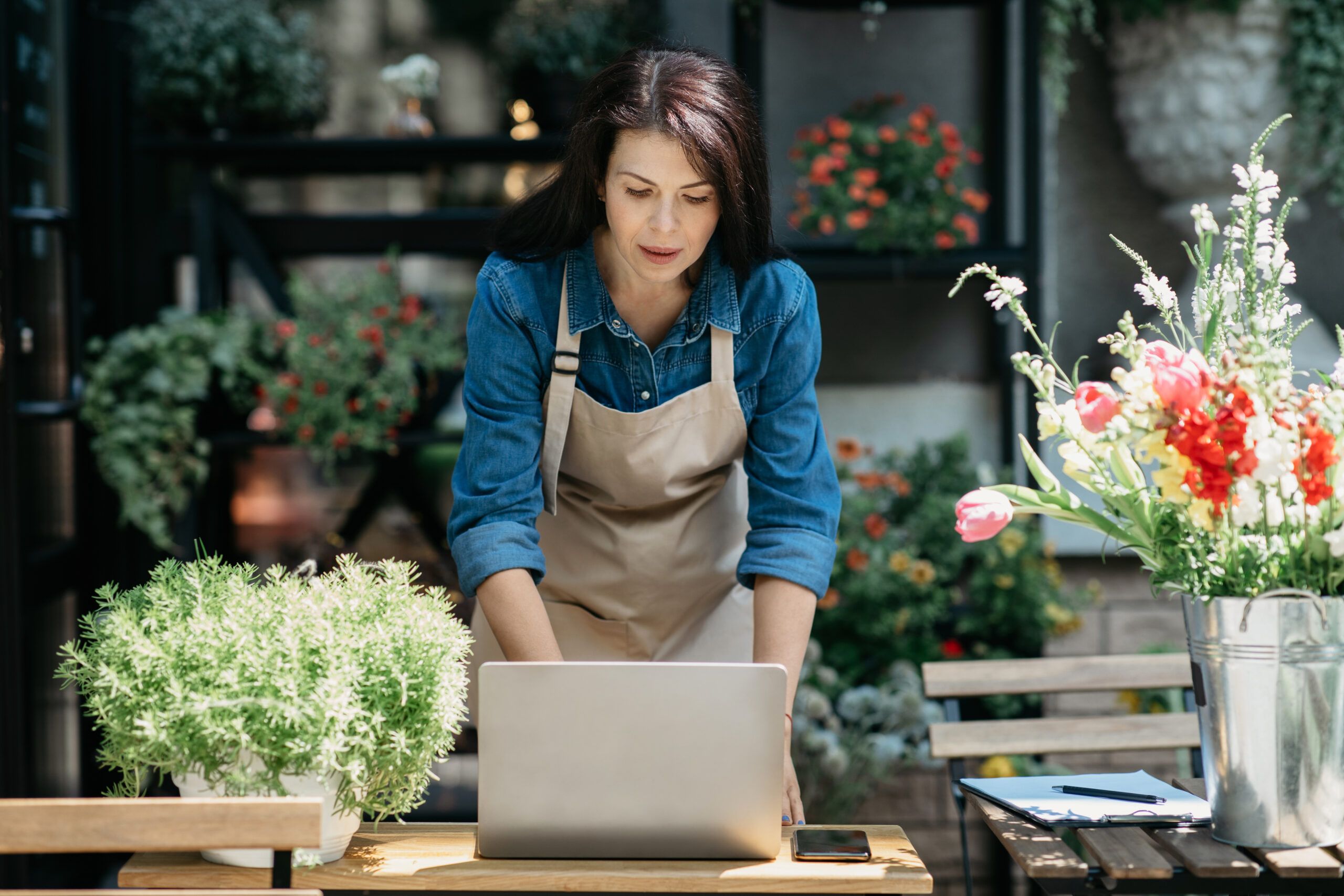 5 Easy Tips for Florists on Using AI to Create Content